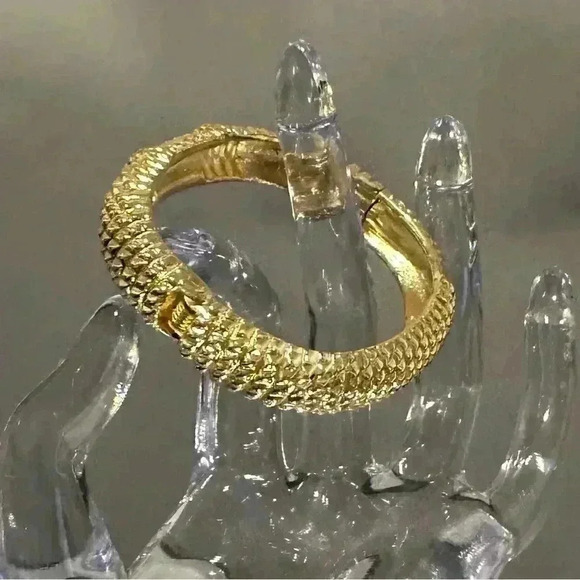 ✅Women’s Gold tone metal hinged bangle bracelet - Picture 3 of 11